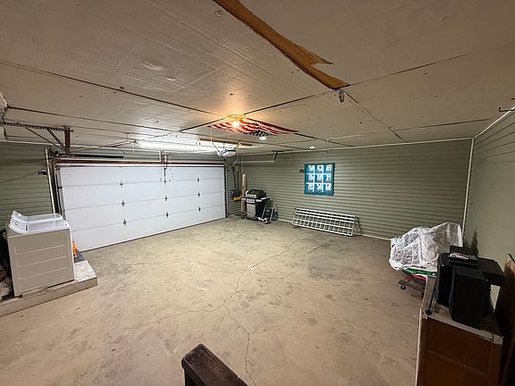 4th image of 411 Broadway St