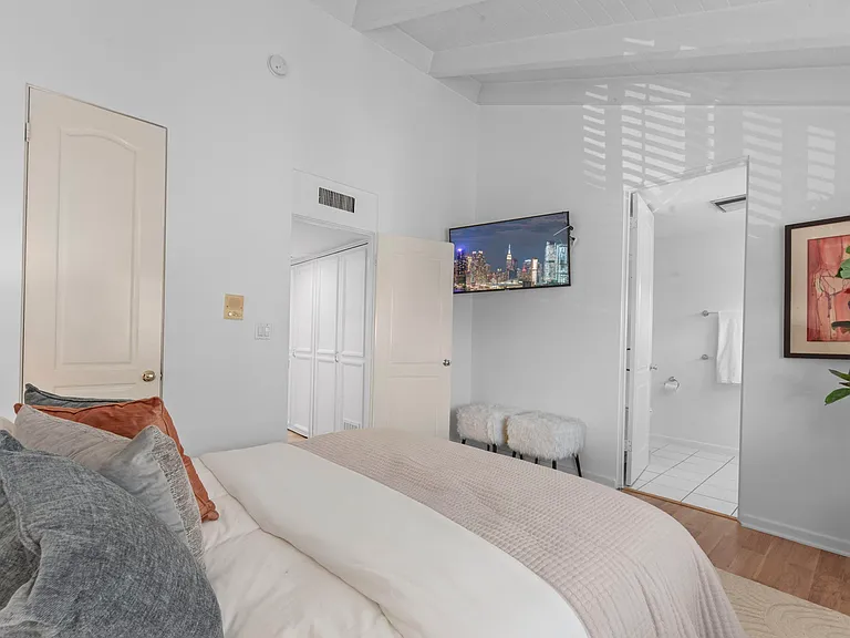 9501 W Olympic Blvd — Photo 6