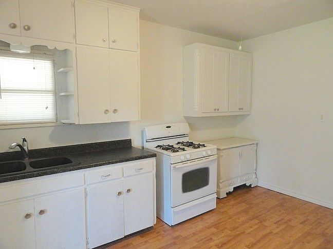 2nd image of 904 W C Ave