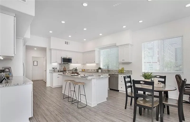 1 bed, 1.5 bath, 1223 sqft, $1,800 — Photo 4