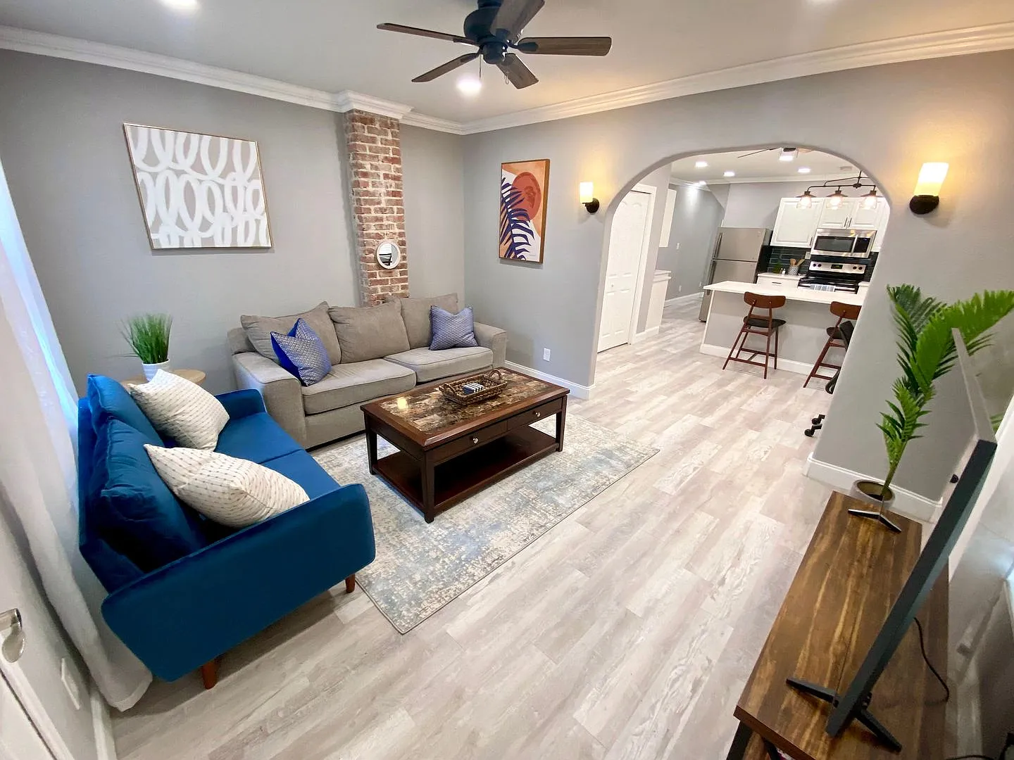 Beautifully Remodeled 1 Bedroom/1 Bathroom Home in Colonial Town North-All Utilities Included — Photo 3