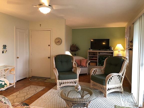 2nd image of 923 S Colonial Ct #0