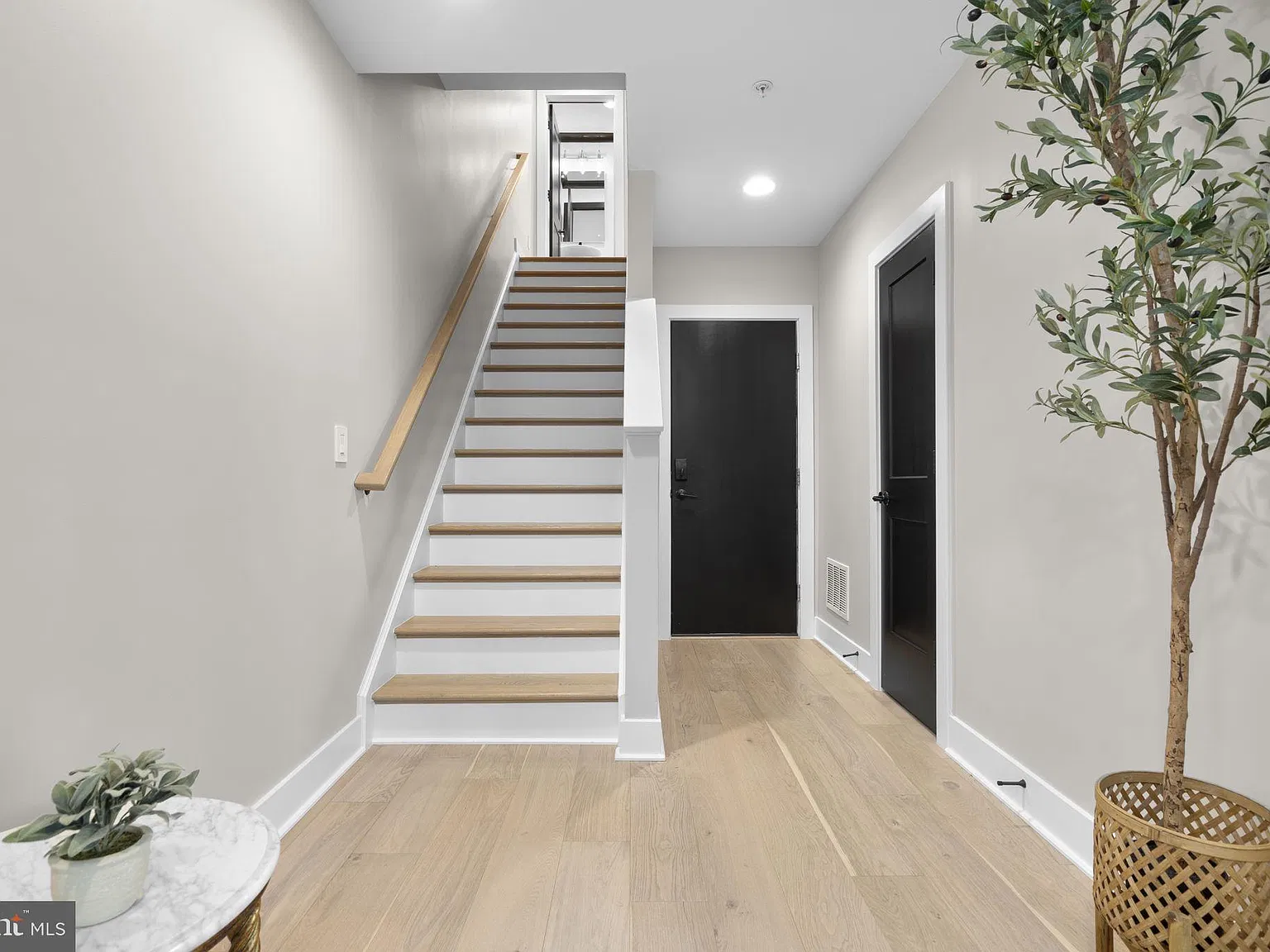 5 bed, 4.5 bath, 2594 sqft, $4,800 — Photo 4