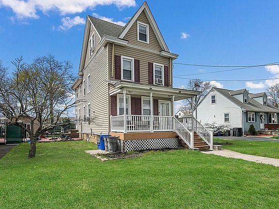 Front Exterior, large yard