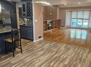1 Newport Dr, Hewlett, NY 11557
