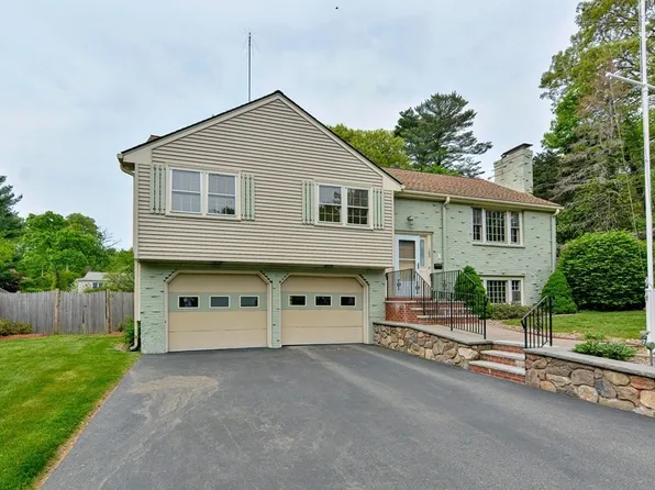 105 Booth Rd, Dedham, MA 02026