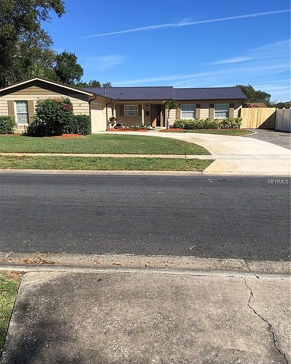 1st image of 11 Carriage Hill Cir