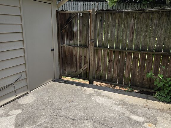 4th image of 10510 Shirland Ct #10510