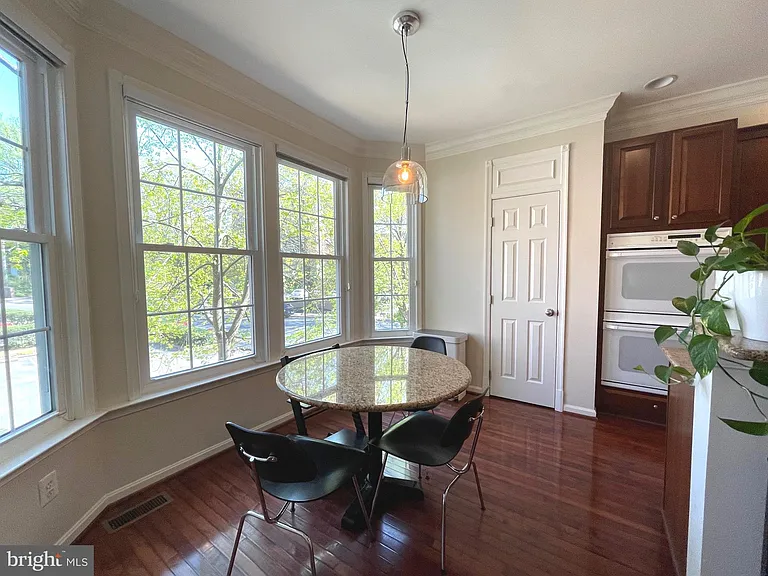 102 Lounsbury Pl — Photo 6