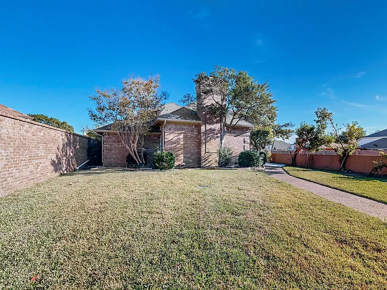 811 Oakway Ct — Photo 2