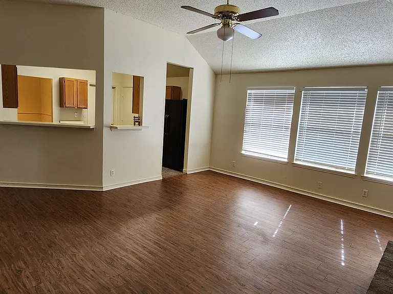 2204 Turf Club Dr — Photo 3