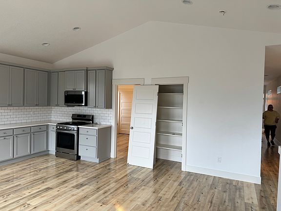 4th image of 551 NW Vancouver Ave