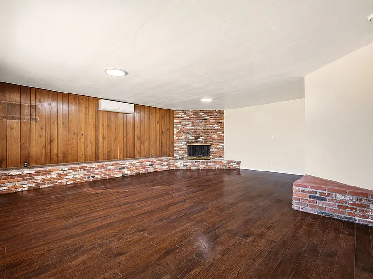 327 1/2 S Lincoln Pl — Photo 3
