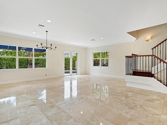 4th image of 304 NE 12th Avenue #304