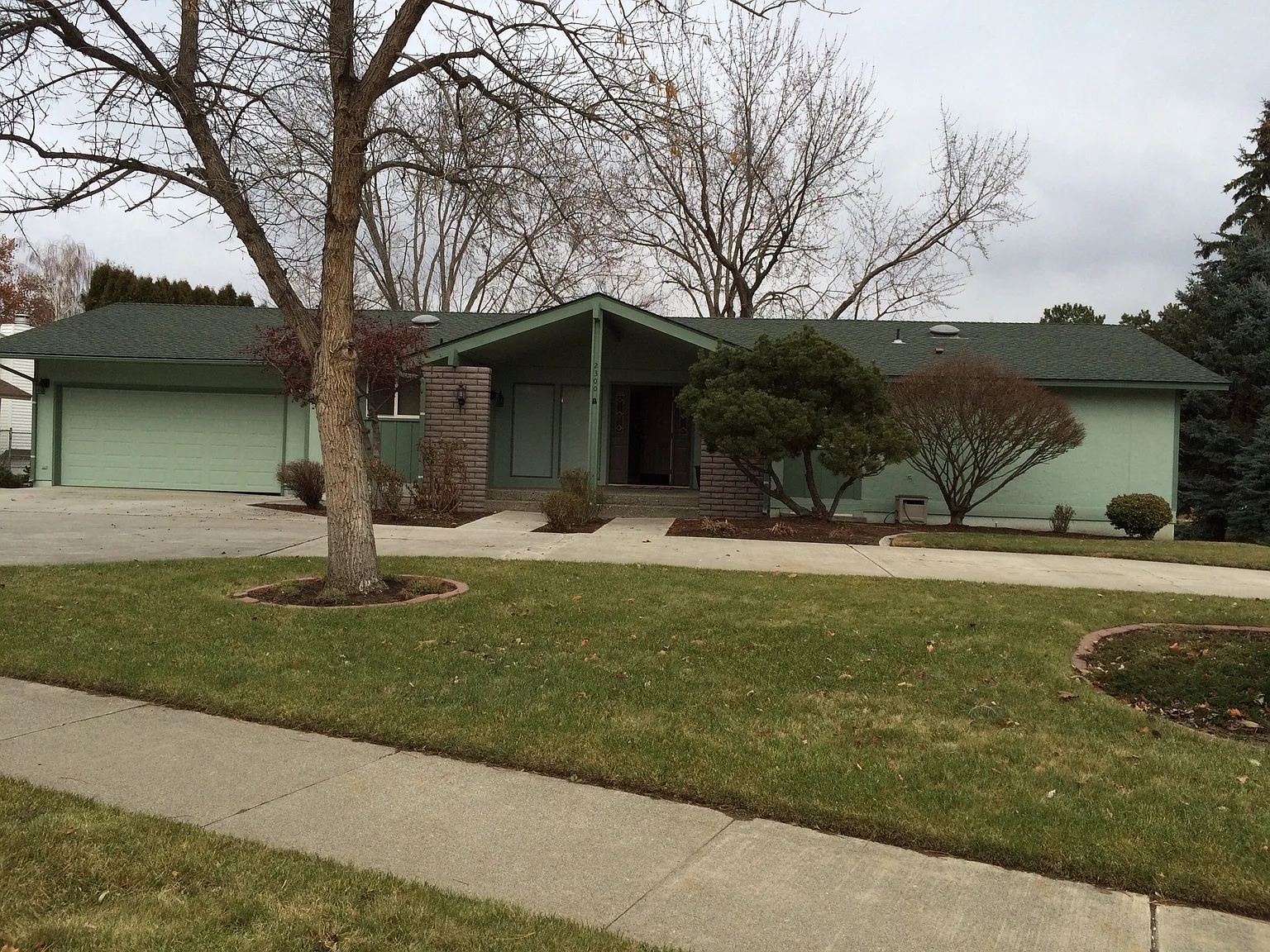 2300 Davison Ave photo 1