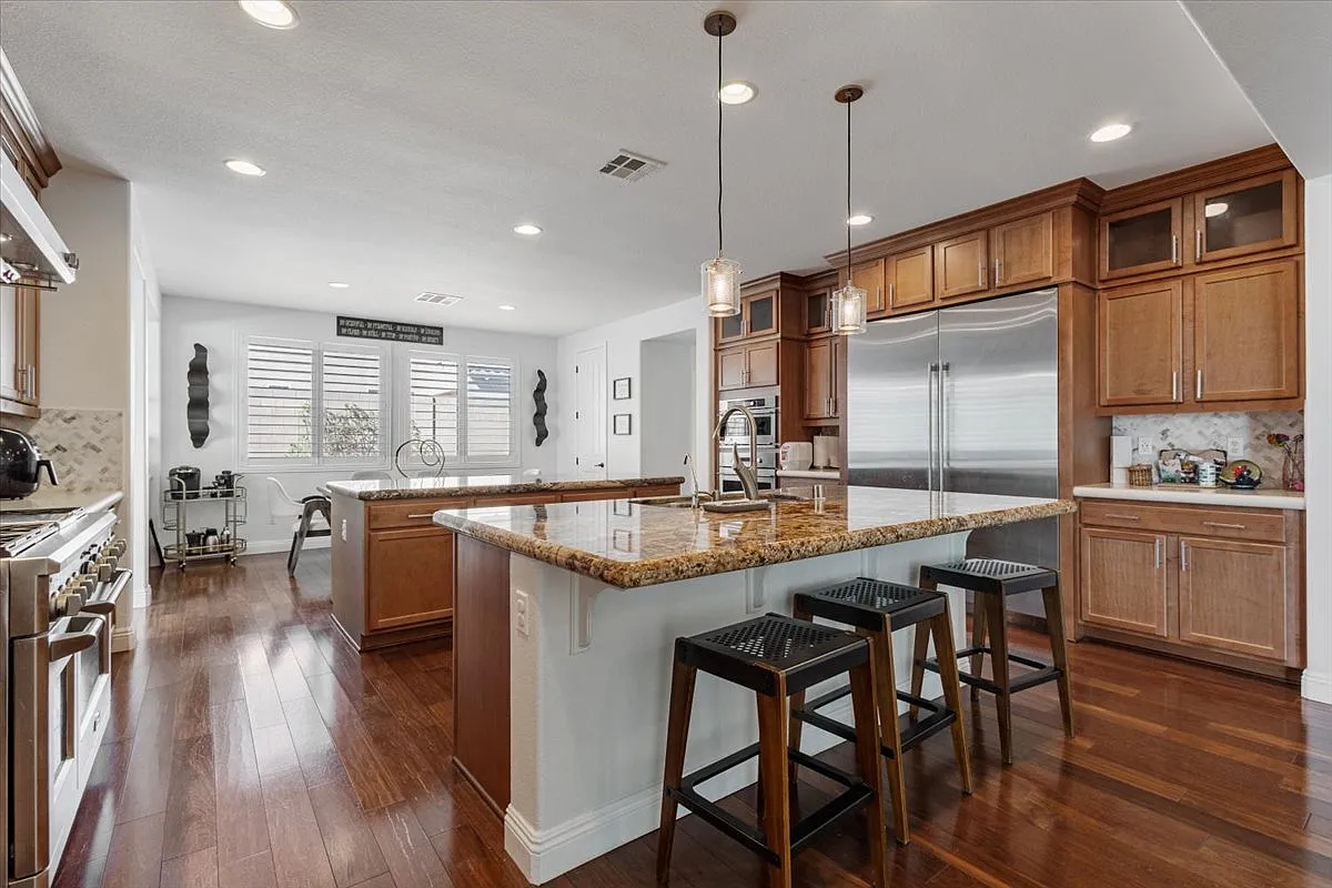 5 bed, 3882 sqft, $7,000 — Photo 2