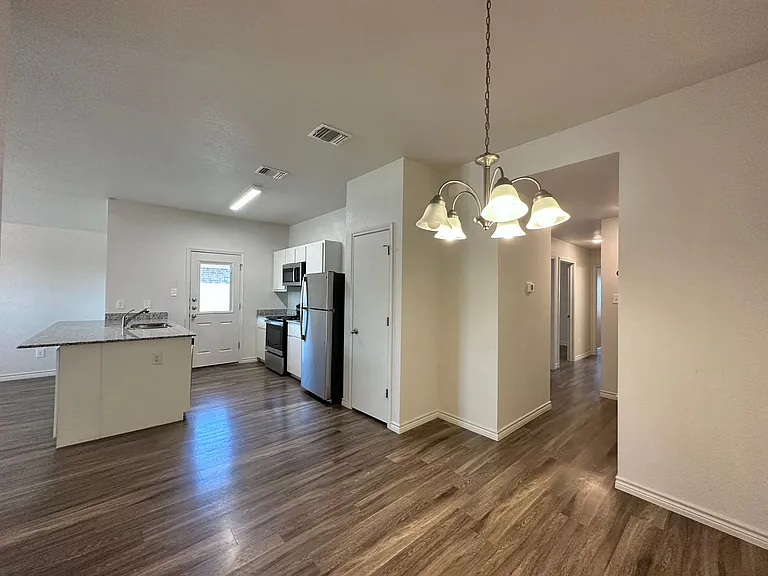 1821 Clovis Dr — Photo 7
