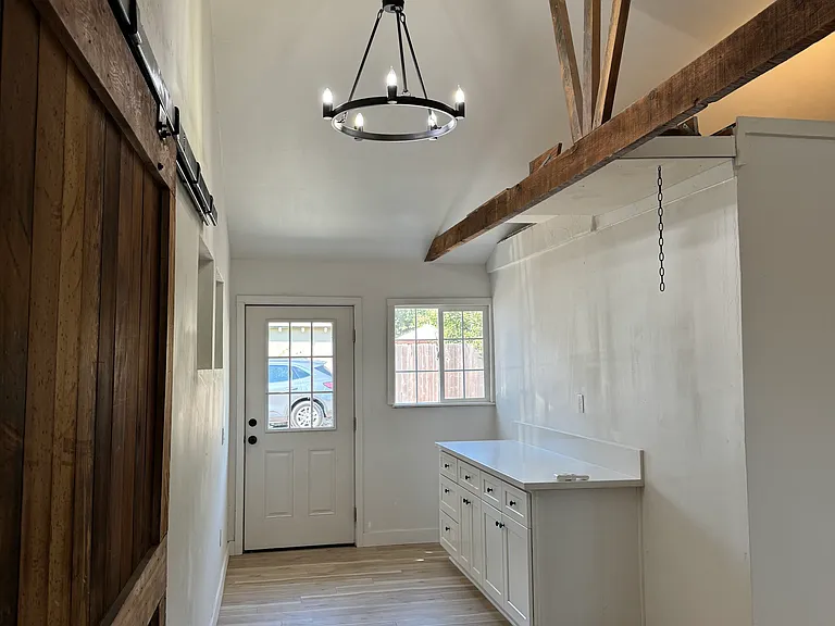 690 W B St #B — Photo 1