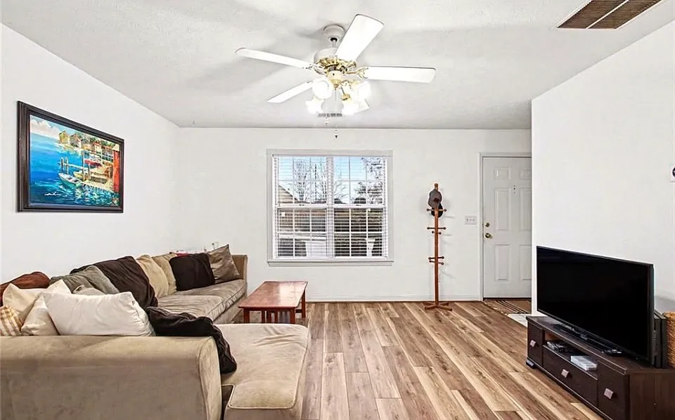 2 bed, 1008 sqft, $1,475 — Photo 4