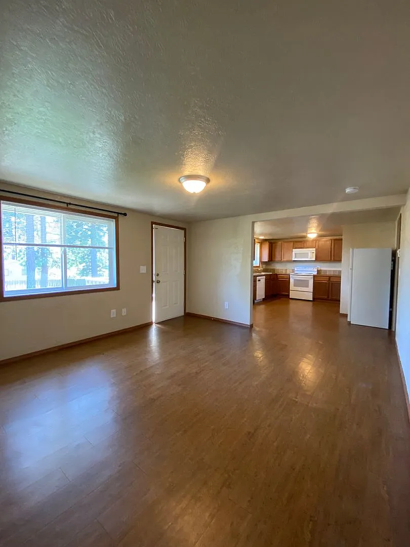 Spacious & Bright 2-Bedroom, 1-Bath upper-level fourplex- Two Weeks Free Rent for a Move In befor... — Photo 4