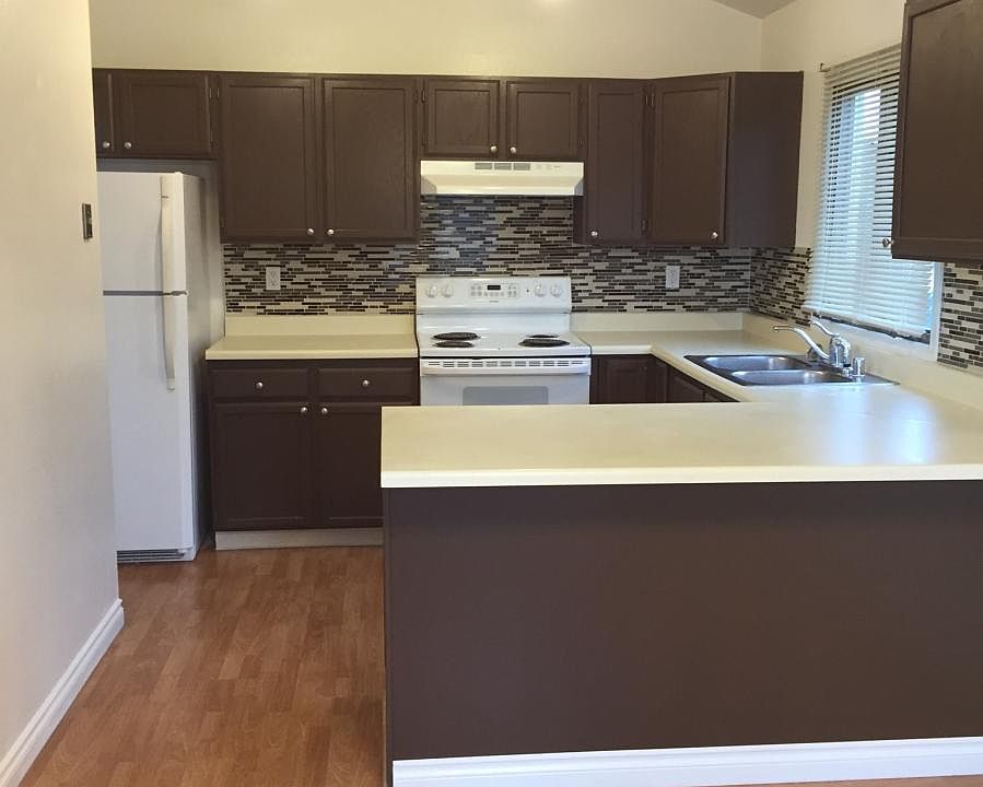 Kitchen with backsplash