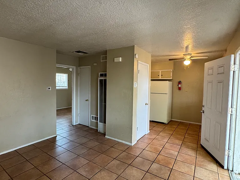 616 Alcazar St SE #3 — Photo 5