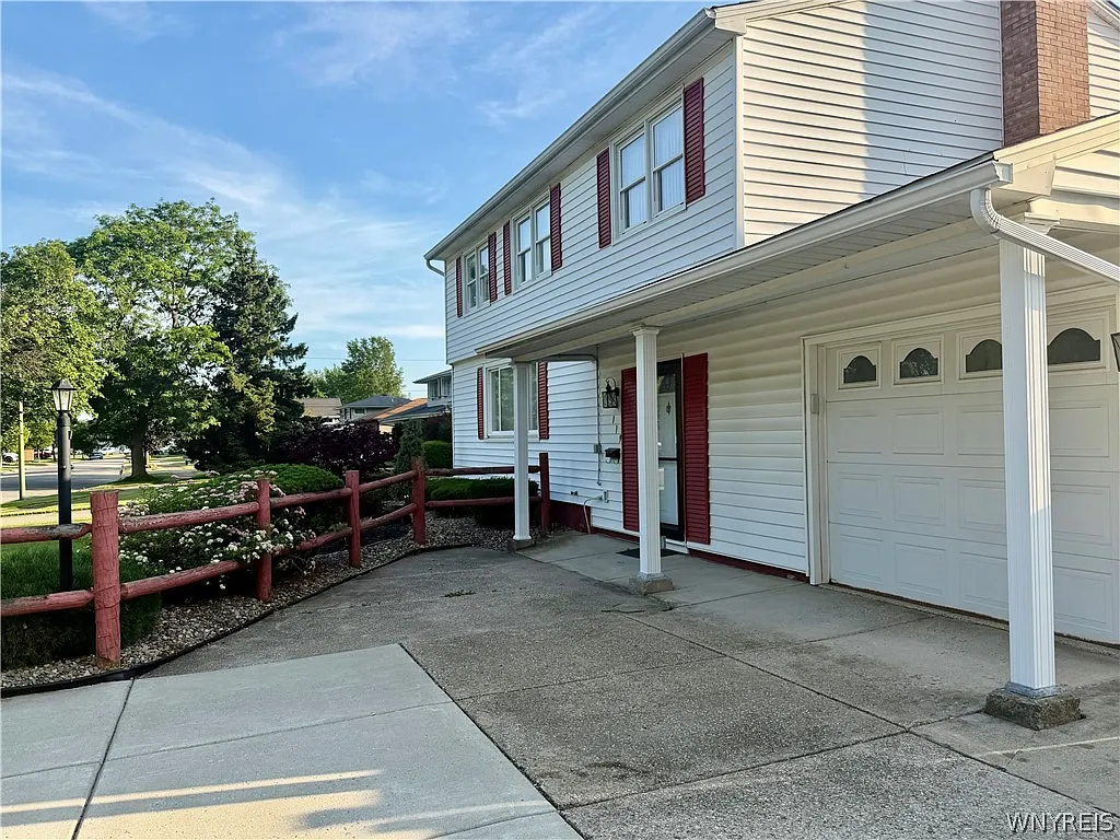 4 bed, 2.5 bath, 1972 sqft, $3,000 — Photo 2