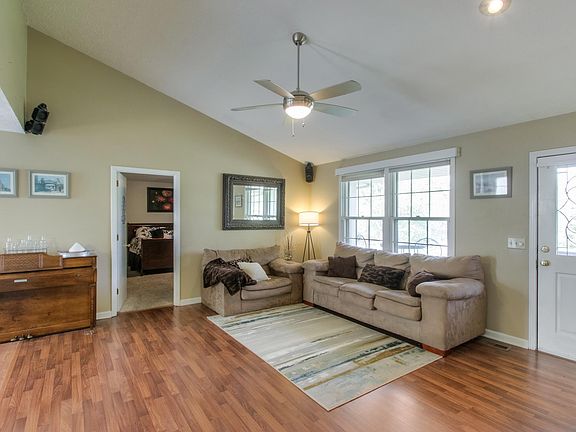 3rd image of 220 Brookhollow Dr