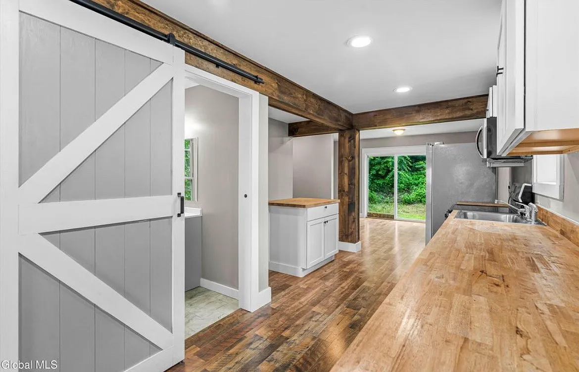 2 bed, 1210 sqft, $1,800 — Photo 4
