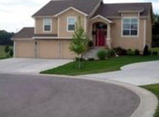 705 Highland Dr, Leavenworth, KS 66048