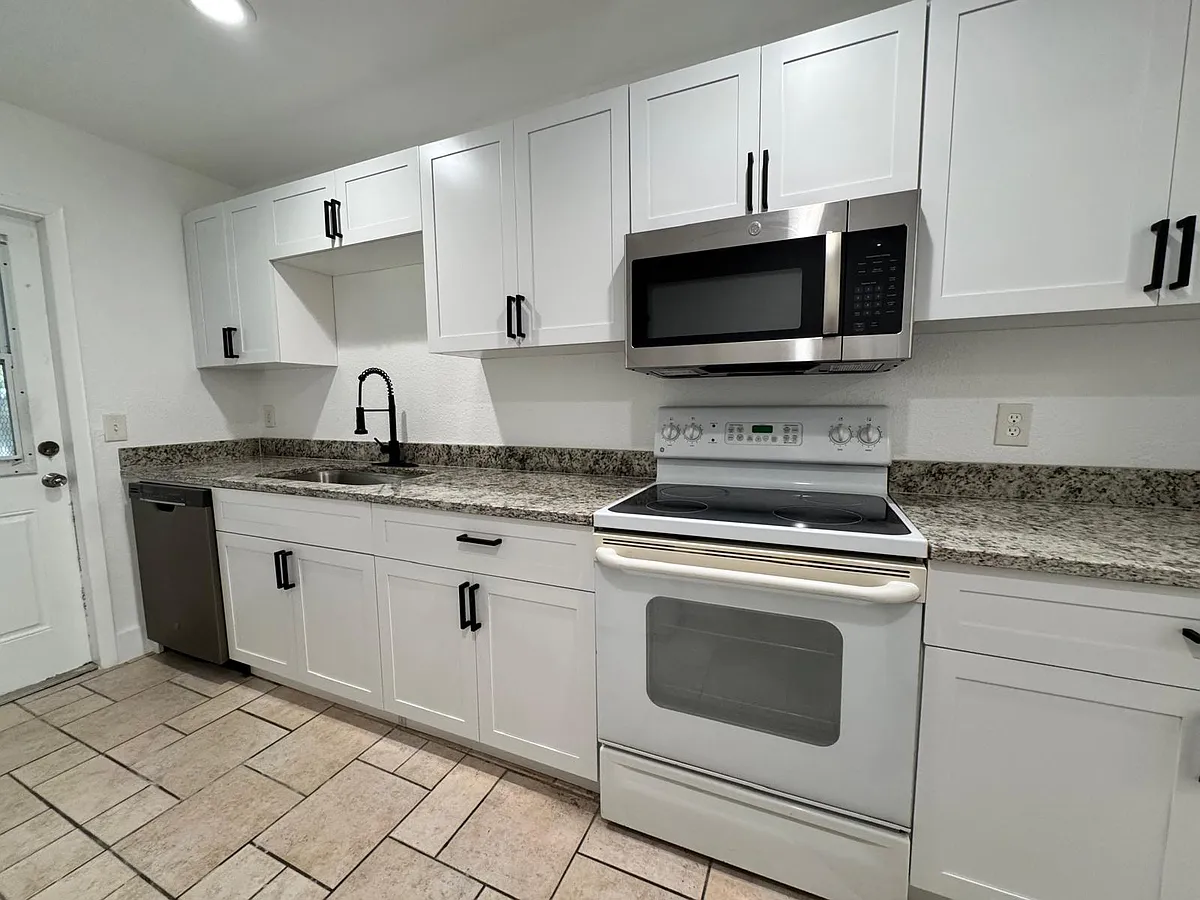 Building Photo - 725 Northlake Blvd #4