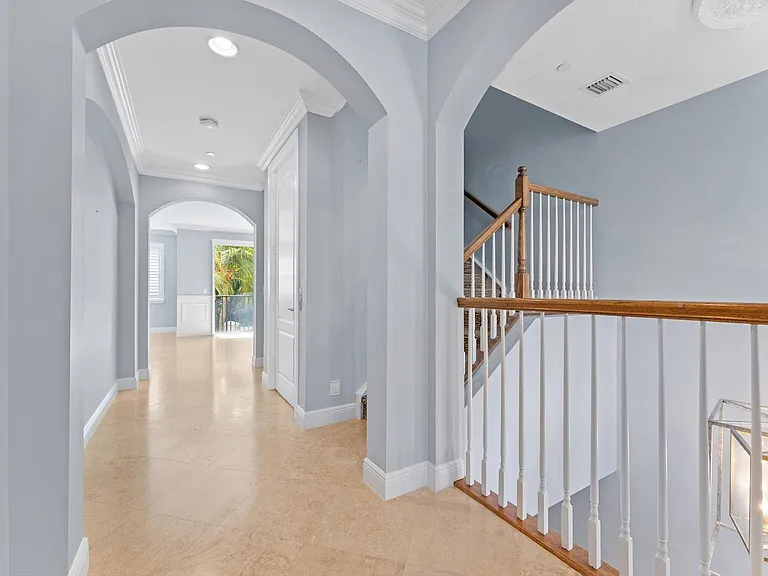 604 NE Francesca Ln — Photo 34