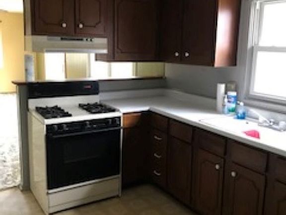 4th image of 905 Walton St