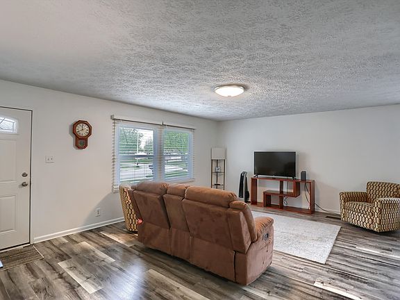 4th image of 3304 Redwood Dr
