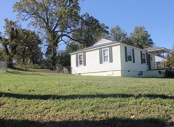 Great size yard offers a spacious front yard as well as an extensive, fenced in backyard