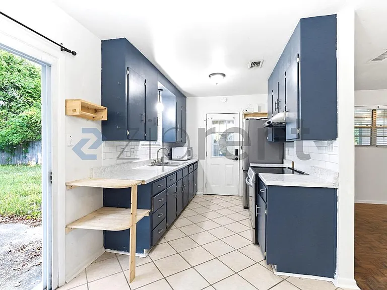918 E Montclair Rd — Photo 6