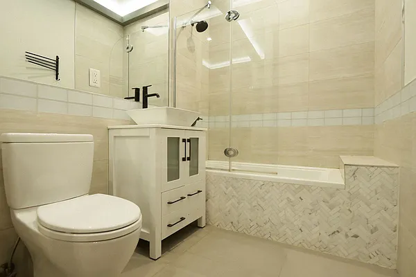 Rented by Tapiro Realty | media 18