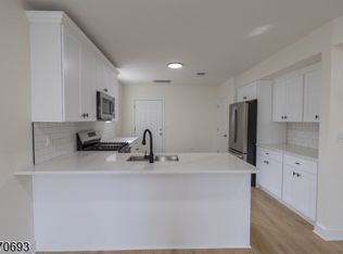 337 W Clay Ave APT 1, Roselle Park, NJ 07204