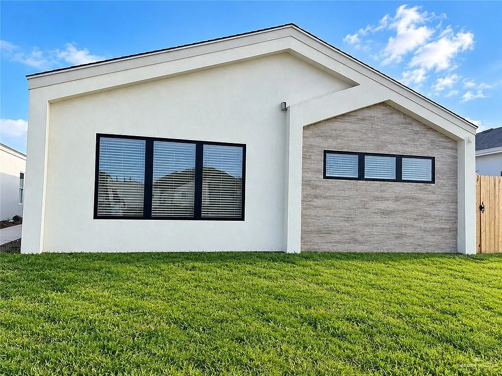 3 bed, 2.0 bath, 1237 sqft, $1,300 — Photo 1
