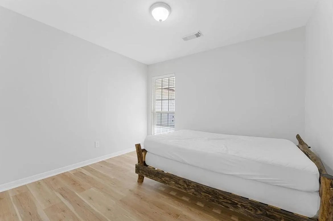 325 Fuller St — Photo 2