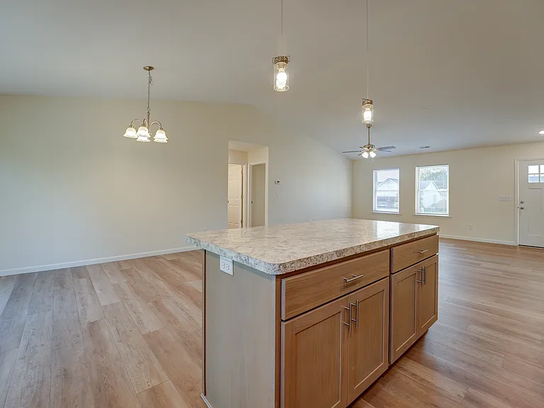 1013 Caroline Ave — Photo 9