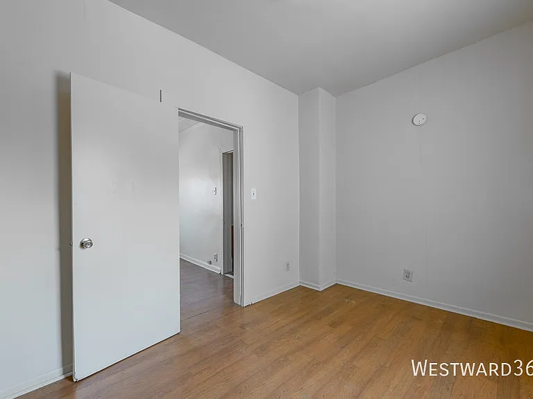 4901 Magoun Ave #2R — Photo 12