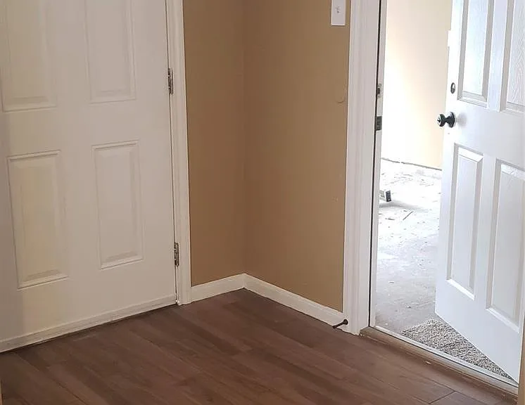 222 Canterbury Dr — Photo 3