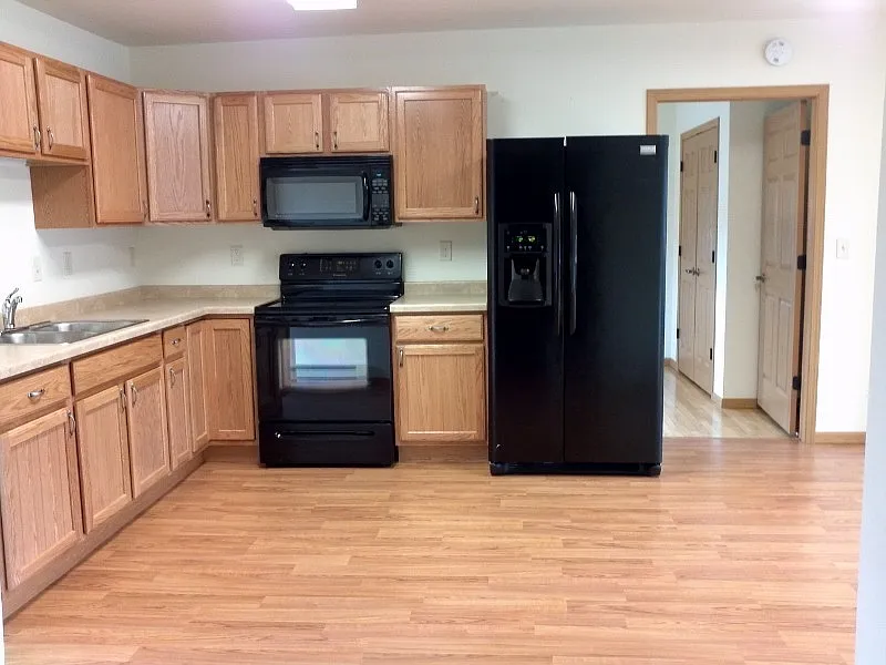 4 bed, 1062 sqft, $1,920 — Photo 2