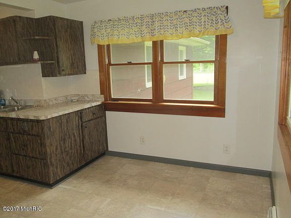 5th image of 76 Emerald Ave