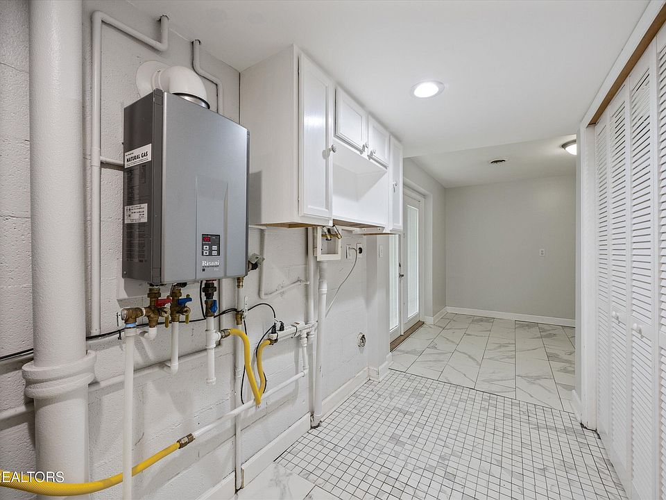 34th image of 3521 Montlake Dr