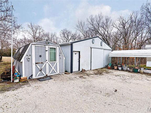 3rd image of 748 Walker Rd