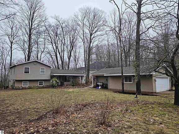 3rd image of 2475 Potter Rd E