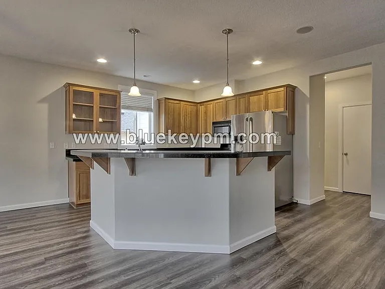 907 N 9th Way — Photo 5
