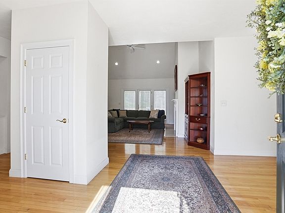4th image of 13 Stone Ridge Rd Unit 13
